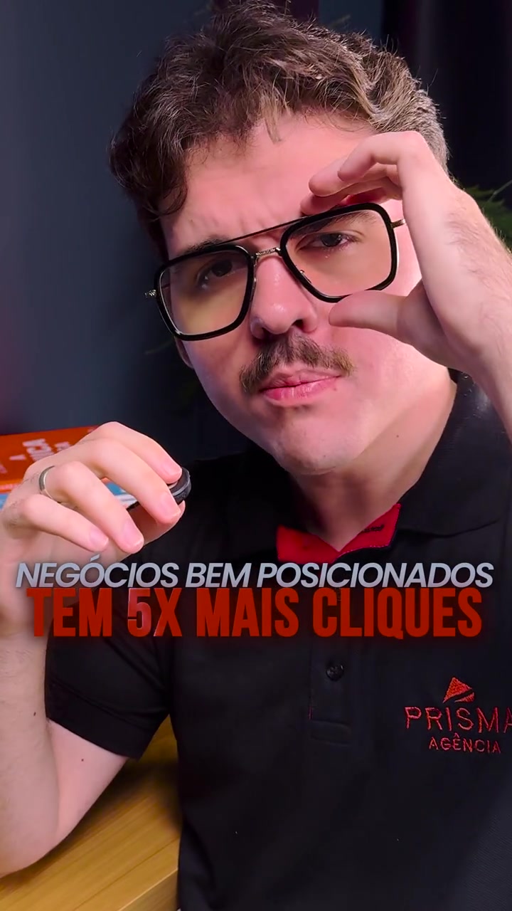 Apresentador da agência Prisma em um vídeo sobre marketing