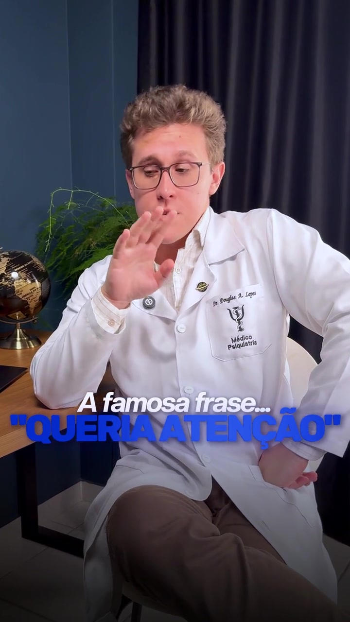 Profissional falando sobre psicologia em um consultório